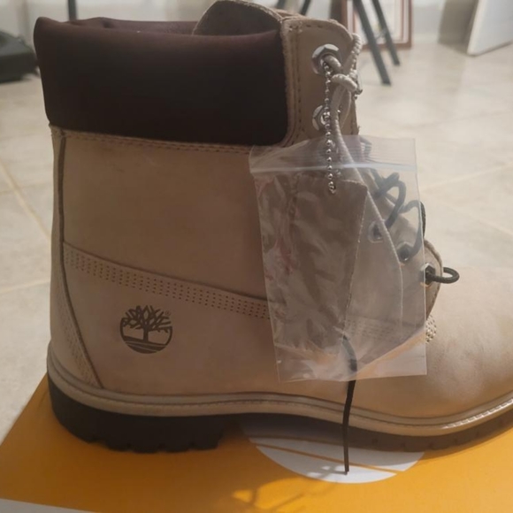 New Timberland boots - Picture 1 of 4